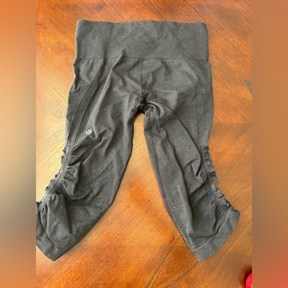 LULULEMONN Black WOMEN Leggings SIZE 6 has a slight detail - Picture 1 of 6